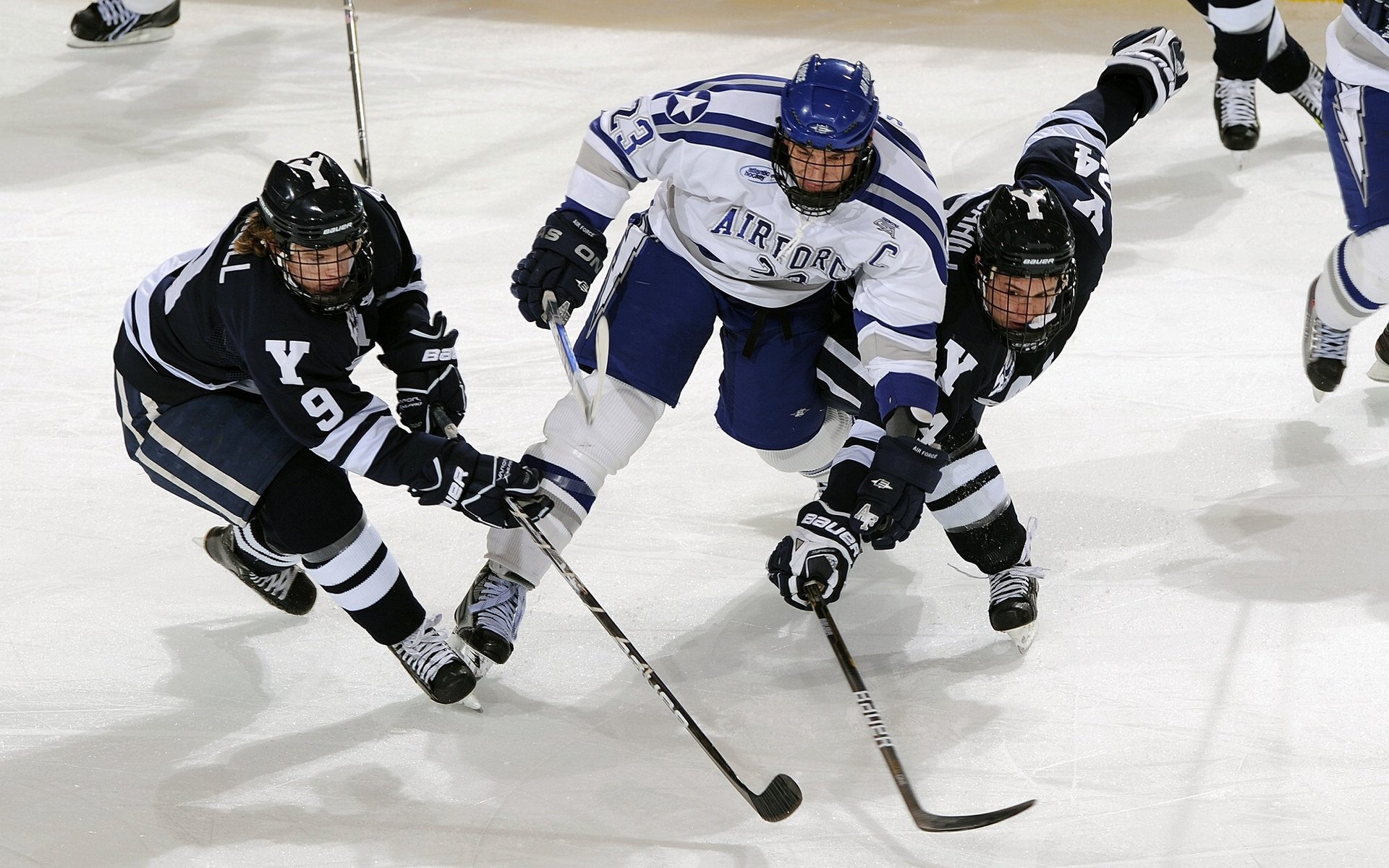 开云体育链接-拜仁本轮换上凯恩、迪亚斯、奥利塞,是德甲史上最“贵”的换人